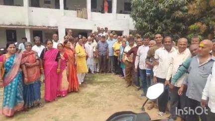अंधराठाढ़ी: अंधराठाढ़ी के फूलदेवी कुशेश्वर झा और लूटन झा महाविद्यालय ननौर के कर्मचारियों ने काला बिल्ला लगाकर प्रदर्शन किया