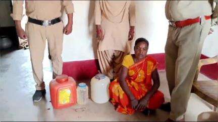 कांसाबेल: टांगरगांव में अवैध शराब के कारोबार में 27 लीटर महुआ शराब के साथ एक महिला पकड़ी गई