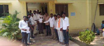 బిచ్కుంద: ప్రతి రేషన్‌ షాపులో ప్రధాని మోదీ ఫొటో పెట్టాలని బిచ్కుంద తహశీల్దార్‌కు బీజేపీ నాయకుల వినతి