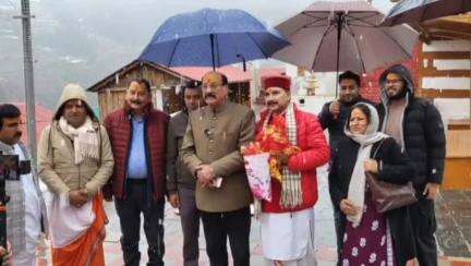 भटवाड़ी: कैबिनेट मंत्री सुबोध उनियाल उत्तरकाशी पहुंचे, मुखबा में मां गंगा के किए दर्शन