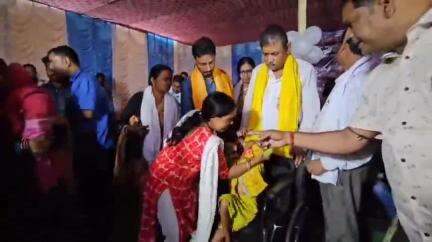 পাণ্ডবেশ্বর: পাণ্ডবেশ্বর কুমারডিহি চাঁদের হাট কমিউনিটি হলে বিধায়কের উদ্যোগে ১৫০ জন প্রতিবন্ধী ছাত্র-ছাত্রীদের হুইল চেয়ার প্রদান