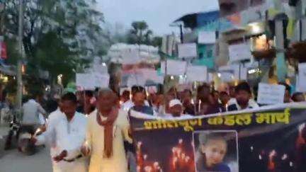 इमामगंज: कोमल कुमारी और पत्रकार रंजीत पासवान की हत्या के विरोध में इमामगंज में कैंडल मार्च निकाला गया