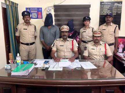 హుజూర్ నగర్: యువతుపై లైంగిక దాడి.. ముగ్గురిలో ఇద్దరు రిమాండ్ ఒకరి పరారీ. హుజూర్నగర్ లో సీఐ చార మంద రాజు వివరాలు వెల్లడి