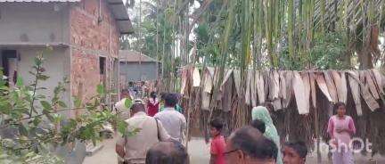 গৰৈমাৰী: গৰৈমাৰীত চাঞ্চল্য,প্ৰধানমন্ত্ৰী আৱাস যোজনা আঁচনিৰ নামত অনিয়ম কৰা দুজনক ৰাইজে গতালে আৰক্ষীক
