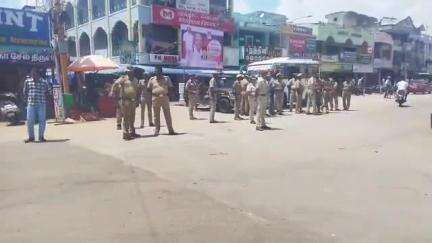 வேதாரண்யம்: வேதாரணியம்- நாகை முகப்பு சாலையில் கர்நாடக துணை முதல்வர் சிவகுமார்  உருவ பொம்மை எரிக்க முயன்ற விவசாயிகள் சங்கத்தினர் கைது செய்யப்பட்டனர்.