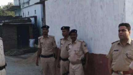 बड़हरिया: बड़हरिया थाना क्षेत्र के इजमाली गांव में हुई सांप्रदायिक हिंसा मामले में एसपी ने किया घटनास्थल का निरीक्षण