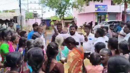 சாத்தான்குளம்: அரசூர் மெயின் சாலையில் கிராம நிர்வாக அலுவலர் கலைஞர் கனவு இல்ல திட்டத்தில் நிலம் ஒதுக்கீடு செய்வதில் முறைகேடு செய்வதாக கூறி அப்பகுதி மக்கள் போராட்டம்