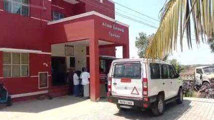 மானூர்: கருப்பனூத்து அரசு பள்ளி அருகே சட்ட விரோதமாக புகையிலை பொருட்களை விற்பனை செய்வதற்காக வைத்திருந்த இரண்டு நபர்கள் கைது