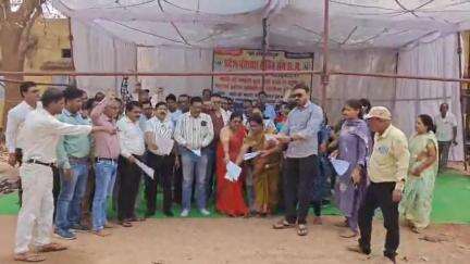 पिथौरा: पिथौरा में पंचायत सचिवों ने आंदोलन तेज किया, शासन के आदेश की प्रतियां जलाईं