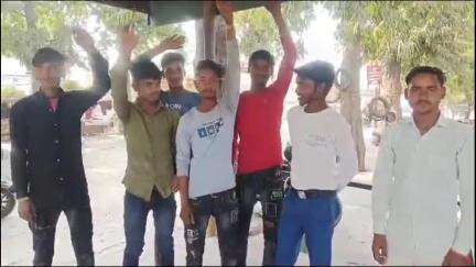 हसनपुर: जल निगम ठेकेदार ने मजदूरों के नहीं दिए पैसे, गुस्से में आए मजदूरों ने किया प्रदर्शन, थाने में दिया शिकायती पत्र