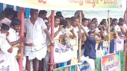 இலுப்பூர்: அண்ணா வாசலில் நடைபெற்ற ஜல்லிக்கட்டு நிறைவு அதிமுக திமுக போட்டி போட்டு கொண்டு பரிசு கொடுத்த ஜல்லிக்கட்டு போட்டி