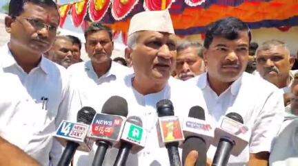 ಅಥಣಿ: ಕಂದಾಯ ಕಾರ್ಯದರ್ಶಿಯನ್ನ ಸಸ್ಪೆಂಡ್ ಮಾಡೆ ತೀರುತ್ತೇನೆ:ಗುಂಡೇವಾಡಿ ಗ್ರಾಮದಲ್ಲಿ ಶಾಸಕ ರಾಜು ಕಾಗೆ ಪ್ರತಿಕ್ರಿಯೆ
