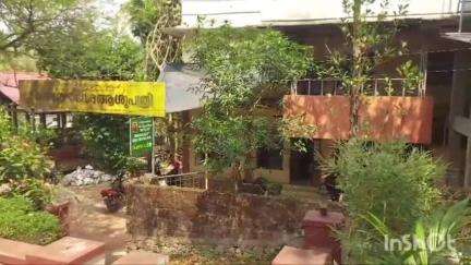 കൊയിലാണ്ടി: പേരാമ്പ്രയിൽ ആശുപത്രിയിൽ ചികിത്സയ്ക്ക് എത്തിയ യുവതിക്ക് നേരെ ആസിഡ് ആക്രമണം.
