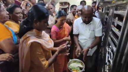 குளத்தூர்: நார்த்தாமலை ஸ்ரீ முத்துமாரியம்மன் ஆலயத்தில் பூ பிரிக்கும் நிகழ்வு பங்கேற்றார் மாவட்ட ஆட்சியர் அருணா