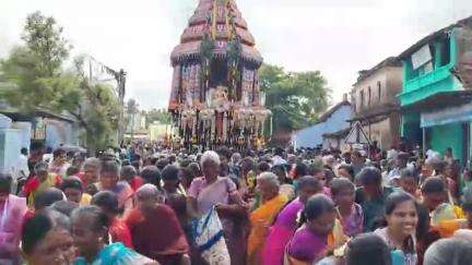 நாங்குநேரி: திருக்குறுங்குடி அழகிய நம்பிராயர் திருக்கோவிலில் பங்குனி பிரமோற்சவ விழா தேரோட்டம் வெகு விமர்சையாக நடைபெற்றது