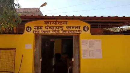 ग्राम पंचायत सन्ना में समिति प्रबंधक ने किसानों को सरकार द्वारा चलाई जा रही विभिन्न योजनाओं की दी जानकारी