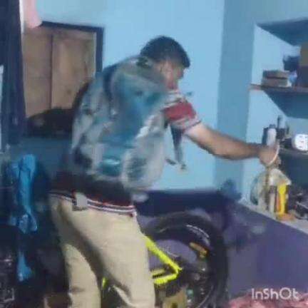 ಮುಂಡಗೋಡ: ಕಾತೂರಿನಲ್ಲಿ ಮನೆ ಕೋಣೆಯೊಂದರಲ್ಲಿ ಅಡಗಿ ಕುಳಿತಿದ್ದ ನಾಗರ ಹಾವಿನ ಮರಿ ರಕ್ಷಣೆ