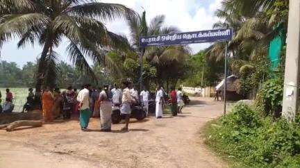 பட்டுக்கோட்டை: தலைமை ஆசிரியரை தரைக்குறைவாக பேசியவரை கண்டித்து பெற்றோர்கள் மாணவர்கள் மன்னங்காடு ஊராட்சி ஒன்றிய தொடக்கப் பள்ளி முன்புஆர்ப்பாட்டம்
