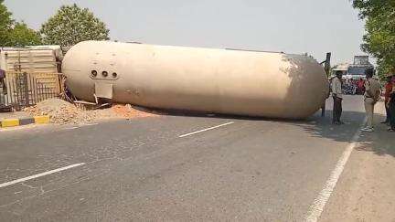 मकेर: मकेर बाईपास पर LPG गैस से भरा ट्रेंकर पलटा, चालक बाल-बाल बचा, बड़ा हादसा टला