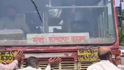खंडाळा: भर उन्हात प्रवाशांचा एस. टी. बसला दे धक्का! मुंबई-कोल्हापूर-कागल एस. टी. बस शिरवळमध्ये महामार्गावरच बंद पडली