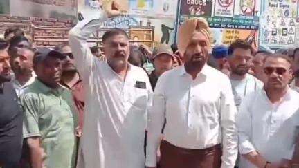 ਜਲੰਧਰ 2: ਥਾਣਾ ਲਾਂਬੜਾ ਦੇ ਬਾਹਰ ਚੁਗਾਵਾਂ ਦੇ ਵਾਸੀਆਂ ਨੇ ਪਿੰਡ ਦੇ 'ਆਪ' ਆਗੂਆਂ ਦੇ ਖ਼ਿਲਾਫ਼ ਦਿੱਤਾ ਧਰਨਾ , ਪਿੰਡ ਵਾਸੀਆਂ ਨਾਲ ਕੁੱਟ-ਮਾਰ ਦੇ ਲਗਾਏ ਆਰੋਪ