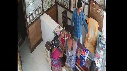 హుజూరాబాద్: పట్టణంలోని ఓ బంగారం షాపులో వెండి పట్టీలను దొంగిలించిన మహిళను పట్టుకొని పోలీసులకు అప్పగించిన యజమాని
