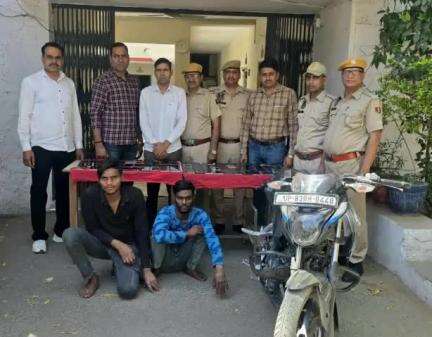 🌟 पुलिस थाना शास्त्रीनगर जयपुर उत्तर की बडी कार्यवाही, मोबाईल स्नैचर वारदात का खुलासा कर 2 मुल्जिमान को गिरफ्तार कर 13 लाख रू. से अधिक कीमत के 74 मोबाईल किये बरामद।