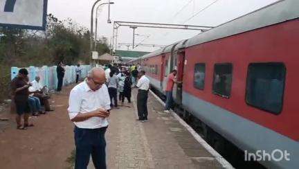 खेड: दिवाणखवटी येथे तुटलेली ओव्हरहेड वायर तुटल्याने काही काळ कोकण रेल्वाची वाहतूक विस्कळीत