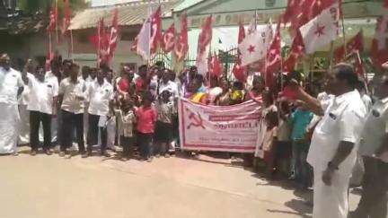 பென்னாகரம்: பென்னாகரம் பி.டி.ஓ ஆபிஸ். முன்பு பிக்கிலி கிராமத்திற்க்கு சாலை வசதி வேண்டி  கம்யூனிஸ்ட் கட்சியினர் ஆர்ப்பாட்டம்