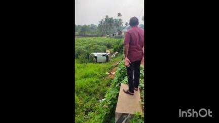 മൂവാറ്റുപുഴ: കടാതിയിൽ നിയന്ത്രണം വിട്ട കാറിടിച്ച് ബൈക്ക് യാത്രക്കാരന് പരിക്കേറ്റു, കാർ താഴ്ചയിലേക്ക് തലകീഴായി മറിഞ്ഞു