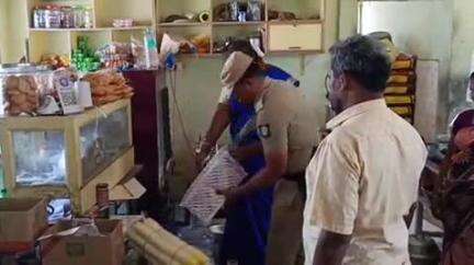 சேந்தமங்கலம்: எருமபட்டி பேருந்து நிலையத்தில் உள்ள கடைகளில் ஆட்சியர் உமா ஆய்வு செய்தார்