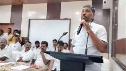 கே.வி.குப்பம்: கே.வி.குப்பம் பேருந்து நிலையம் அருகே பாமக மற்றும் வன்னியர் சங்கத்தின் மாவட்ட பொது குழு கூட்டம் நடைபெற்றது