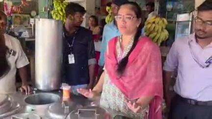 ஆலங்குளம்: ஆலங்குளத்தில் உள்ள பழக்கடைகள் தேனீர் கடைகள் குளிர்பான கடைகளில் உணவு பாதுகாப்பு துறை அதிகாரிகள் அதிரடி சோதனை நடத்தினர்.