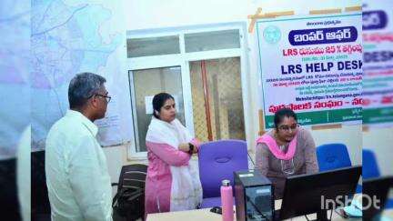 నర్సంపేట: మున్సిపల్ కార్యాలయంలో ఎల్‌ఆర్‌ఎస్‌ పనులను ఆకస్మికంగా తనిఖీ చేసిన కలెక్టర్