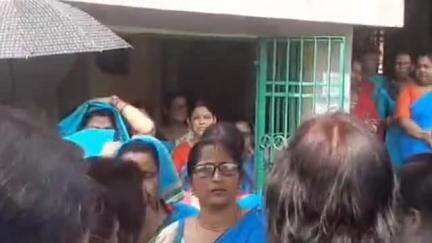 খড়িবাড়ি: ডিম ও সবজির বিল বকেয়া, বিলের দাবিতে ঘেরাও খড়িবাড়ি সিডিপিও অফিস