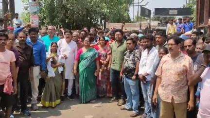 হরিপাল: হরিপাল স্টেশনে ও সংলগ্ন এলাকার হকারদের উচ্ছেদ করতে এসে তৃণমূলের অবস্থান বিক্ষোভের মুখে পড়ে ফিরতে হলো রেল পুলিশদের