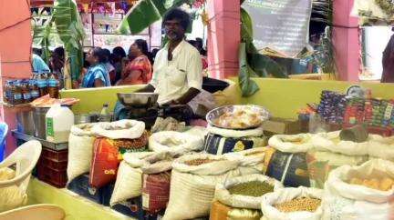 திருச்சுழி: நாலார் ஊராட்சியில் இயற்கை சந்தையினை மாவட்ட ஆட்சித் தலைவர் திறந்து வைத்து விற்பனையை தொடங்கி வைத்தார்
