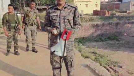 बरवाडीह: बरवाडीह पुलिस ने रेलवे टिकट के रुपए गबन करने के मामले में आरोपी के डाल्टनगंज स्थित घर पर चिपकाया इश्तहार