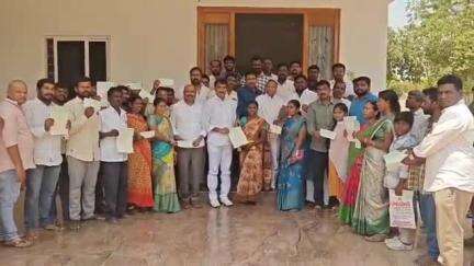 గజ్వేల్: పట్టణంలో సీఎంఆర్ఎఫ్ చెక్కులను పంపిణీ చేసిన నియోజకవర్గ బీఆర్‌ఎస్‌ పార్టీ ఇన్ఛార్జ్‌ ప్రతాప్‌ రెడ్డి