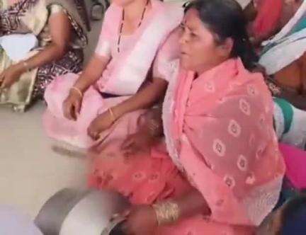 पाथर्डी: पिण्याच्या पाण्यासाठी पाथर्डी तालुक्यातील देवी धामणगाव येथील ग्रामस्थांनी हंडा नाद आंदोलन