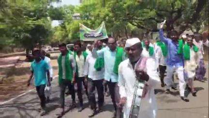 ನಿಡಗುಂದಿ: ಸಂಕನಾಳ ಕಾಲುವೆಯಿಂದ ವಿತರಣಾ ಕಾಲುವೆ ನಿರ್ಮಿಸಿ ನೀರು ಬಿಡುವಂತೆ ಆಗ್ರಹಿಸಿ ಆಲಮಟ್ಟಿಯಲ್ಲಿ ರೈತ ಸಂಘದಿಂದ ಪ್ರತಿಭಟನೆ