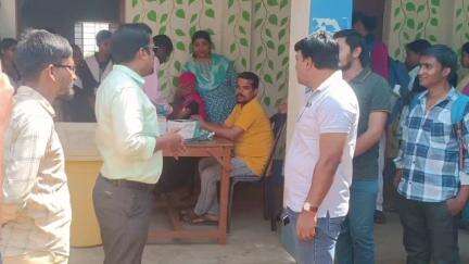 গড়বেতা ১: কেশিয়া সরোজ কুমার হাই স্কুলের উদ্যোগে ছাত্র-ছাত্রীদের থ্যালাসেমিয়া নির্ণয় শিবির