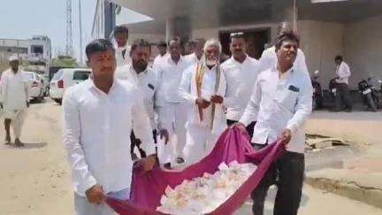 पाटोदा: पाटोदा पंचायत समितीत मोठ्या प्रमाणात भ्रष्टाचार होत असल्याने शेतकऱ्यांनी 50 लाखाचे बंडल उधळले