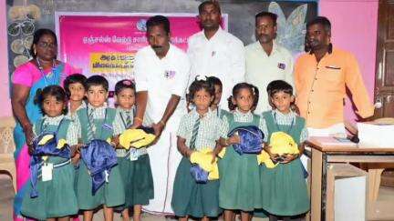 கறம்பக்குடி: பல்லவராயன் பத்தை ஊராட்சி ஒன்றிய தொடக்கப்பள்ளியில் தனியார் அறக்கட்டளை சார்பாக பள்ளி மாணவர்களுக்கு விளையாட்டு உபகரணங்கள்  வழங்கப்பட்டது