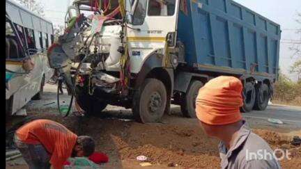 ब्रह्मपूरी: सायघाटा गावा जवळ हायवा ट्रक आणि ट्रॅव्हलच्या समोर समोर धडकेत 14 प्रवासी जखमी तर एक प्रवासी गंभीर जखमी