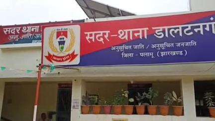 चैनपुर: चियांकी में 18 साल के युवक का शव फंदे पर लटका मिला, पुलिस आत्महत्या के कारणों की जाँच कर रही है