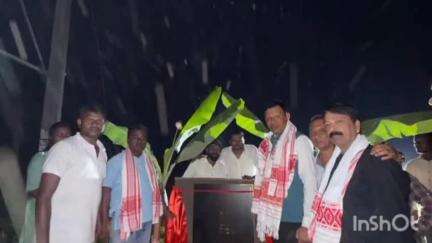 চাবুৱা: ৰাইজৰ উপস্থিতিত চাবুৱাত একেইদিনাই পাঁচটা পথ নিৰ্মাণৰ আধাৰশিলা স্থাপন কৰিলে বিধায়ক পোনাকন বৰুৱাই