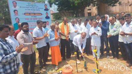 ಕುಂದಗೋಳ: ಅಂಚಟಗೇರಿ ಗ್ರಾಮದಲ್ಲಿ ವಸತಿ ಶಾಲೆ ಕಟ್ಟಡ ನಿರ್ಮಾಣ ಕಾಮಗಾರಿ ಭೂಮಿ ಪೂಜೆ ನೆರವೇರಿಸಿದ  ಶಾಸಕ ಎಂ ಆರ್ ಪಾಟೀಲ್