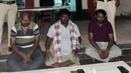 बागबाहरा: पाखी डेली नीड्स के बाहर बागबाहरा में सट्टा पट्टी लिखते एक व्यक्ति को पुलिस ने पकड़ा