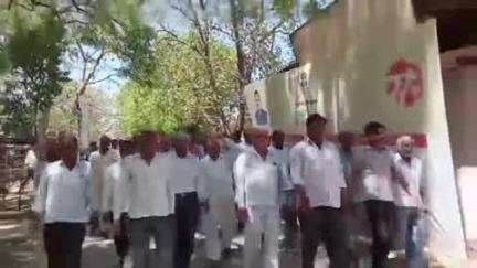 छोटीसादड़ी: छोटी सादड़ी में अफीम तौल केंद्र के स्थानांतरण से नाराज किसानों ने नारेबाजी कर जताया विरोध, SDM को सौंपा ज्ञापन